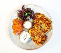 Драники картофельные с яйцом пашот и лососем