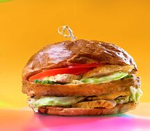 Фирменный бургер с куриной грудкой