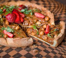 Пирог с соленой карамелью и лесными орехами