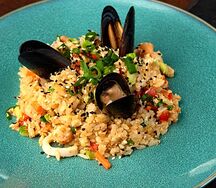 Жареный рис с морепродуктами, яйцом и овощами в соусе свит-чилли