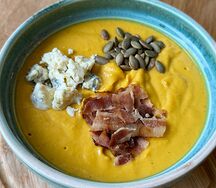 Тыквенный суп с хрустящим беконом и сыром дорблю
