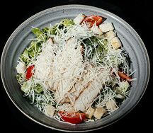 Салат Цезарь с курицей