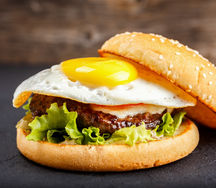 Бургер с яйцом
