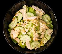 Салат с ореховым соусом и курицей