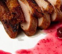 Утиная грудка с кремом из сельдерея и брусничным соусом