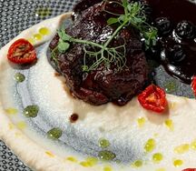 Говяжьи щечки с пюре из сельдерея и соусом из рябины 