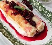 Блинчики с вишневым конфитюром и сливочным муссом 