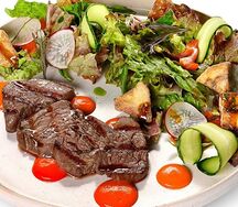 Стейк-салат с хрустящим баклажаном и соусом из печеного перца