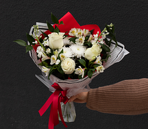 Букет цветов из роз, альстромерий и ароматной матиолы Страсть