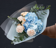 Букет цветов из пышной гортензии, гвоздик и роз