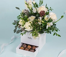 Шкатулка с цветами Мир прекрасен с клубникой