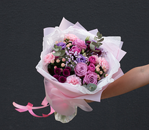 Букет цветов из роз и диантусов Симфония цвета