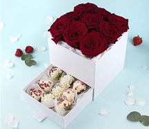 Шкатулка с Красными розами и клубникой в шоколаде
