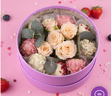 Клубника в белом бельгийском шоколаде с цветами в шляпной коробке