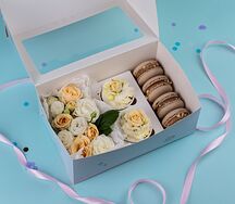 Набор капкейков с макаронс и кустовыми розами