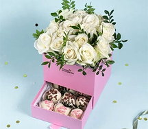 Шкатулка с белыми розами и писташью с клубникой