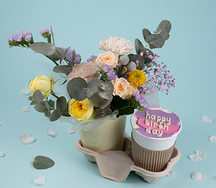 Подарочный набор букет Розы в эвкалипте и десерт