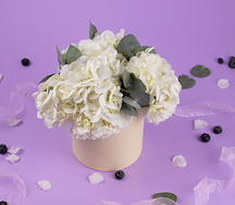 Букет цветов из пышных гортензий в шляпной коробке