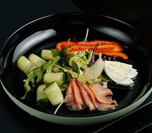Салат с маринованным тунцом