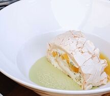 Меренговый рулет с маракуйей и фисташками