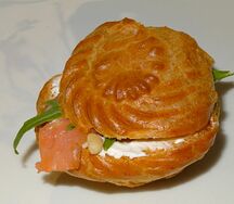 Супер-профитроли со сливочным сыром и слабосолёной форелью