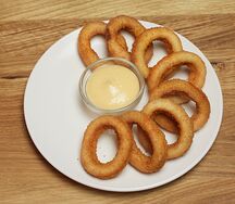 Луковые кольца с соусом сладкий чили