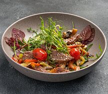 Теплый салат с говядиной и томатами черри