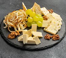 Сырная нарезка из местных сыров