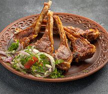 Баранья корейка с луком и лавашом