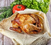 Курица гриль с салатом и соусом