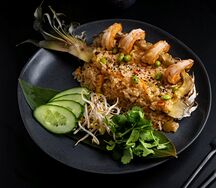 Жареный рис с креветками и ананасом