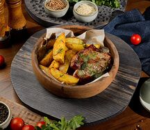 Стейк из свинины с запеченным картофелем