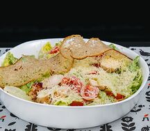 Салат Цезарь с курицей