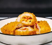 Котлета куриная с вялеными томатами, сыром и маслинами