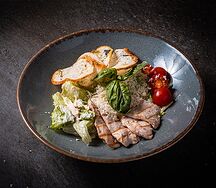 Салат Цезарь с курицей
