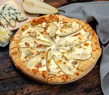 Пицца с грушей и горгонзолой