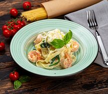 Тальятелле со шпинатом, креветками и страчателлой