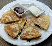 Кесадилья с курицей и грибами
