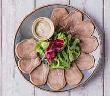 Язык отварной с хреном