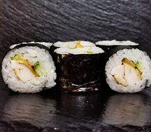 Маки с курицей