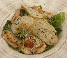 Салат Цезарь с курицей
