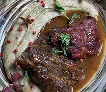 Томленые говяжьи щечки с картофельным пюре