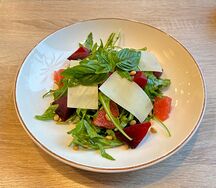Салат со свеклой, рукколой, грейпфрутом и кедровыми орехами