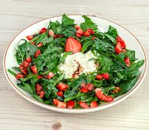 Салат со страчателлой и клубникой