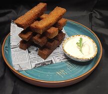 Гренки чесночные с соусом