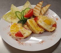 Жареные яйца с томатом и ветчиной