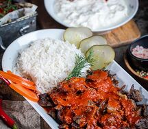 Донер на тарелке с рисом и Курицей