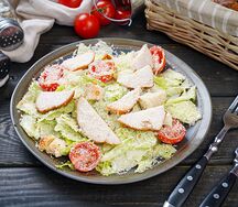 Салат Цезарь с курицей