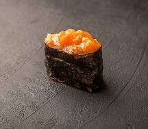 Гункан с лососем и спайси