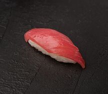 Суши с тунцом